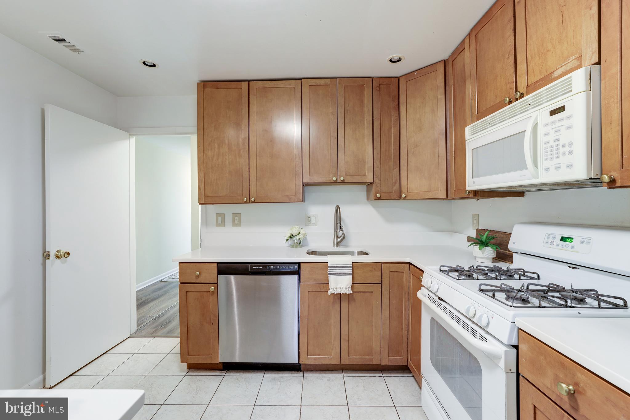 1402 Northgate Square, Unit 22B Reston, VA 20190 - Photo 16 of 27