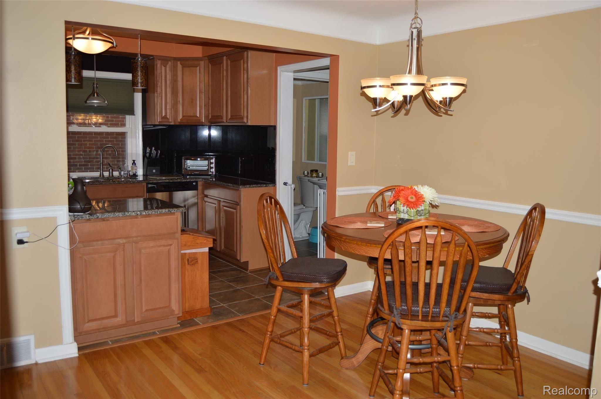 1726 Newcastle Road Grosse Pointe, MI 48236 - Photo 10 of 23 DSC_0114.JPG