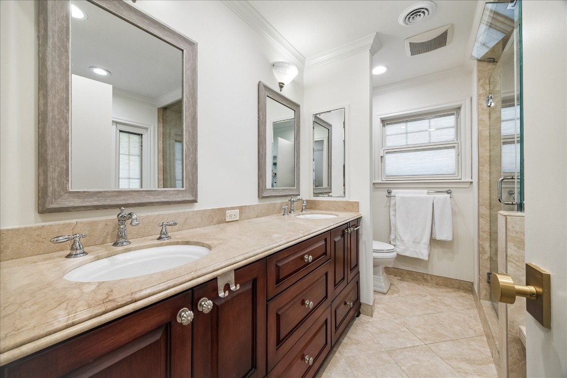 907 Wild Valley Road Houston, TX 77057 - Photo 17 of 31 Primary bathroom with dual sinks, shower with glass door and separate jetted tub.