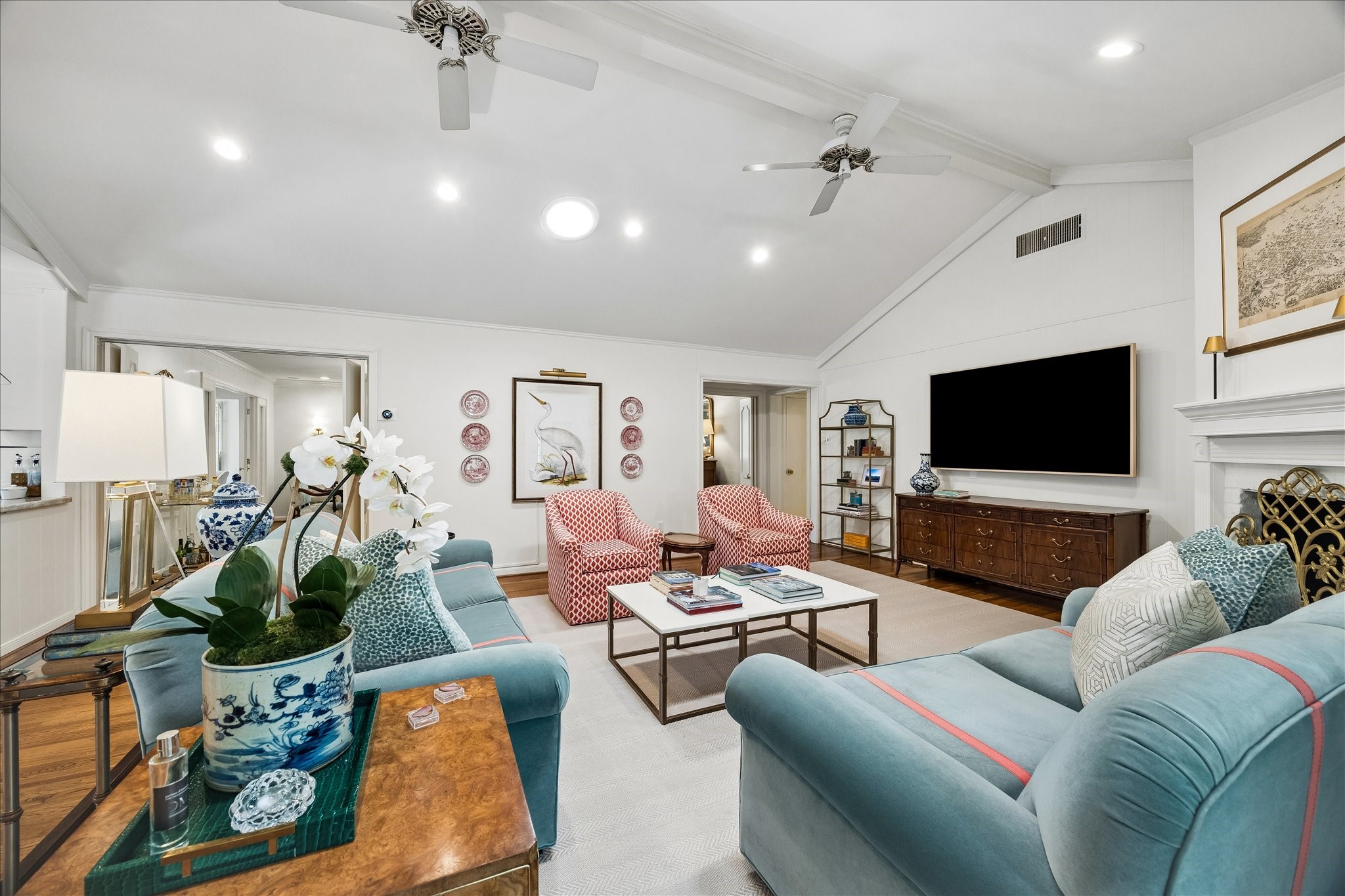 907 Wild Valley Road Houston, TX 77057 - Photo 4 of 31 a living room with furniture and a flat screen tv