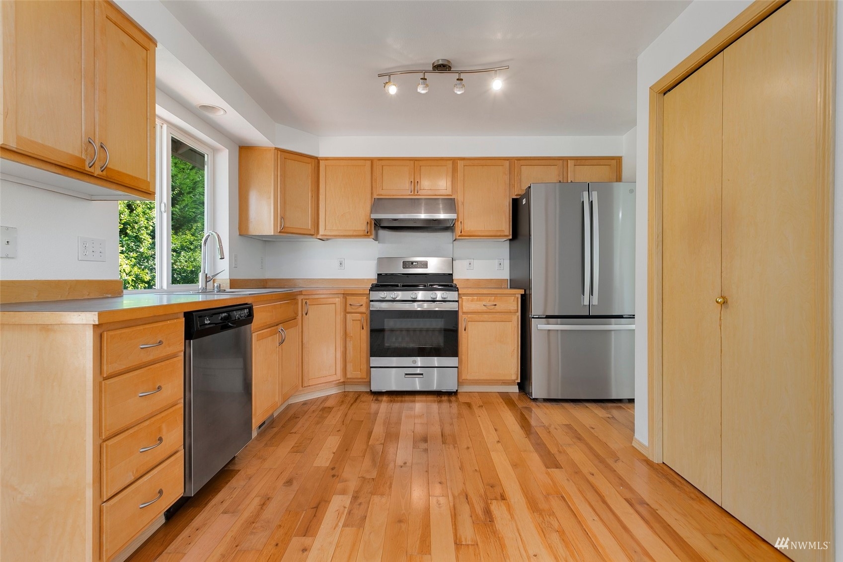 714 Northwest 3rd Court Renton, WA 98057 - Photo 18 of 40 a kitchen with granite countertop a refrigerator and a stove top oven