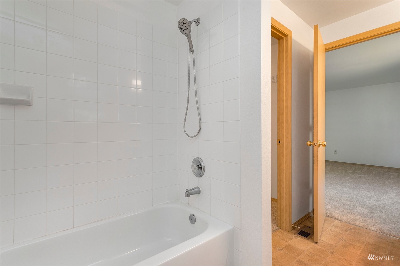 714 Northwest 3rd Court Renton, WA 98057 - Photo 26 of 40 a bathroom with a bath tub