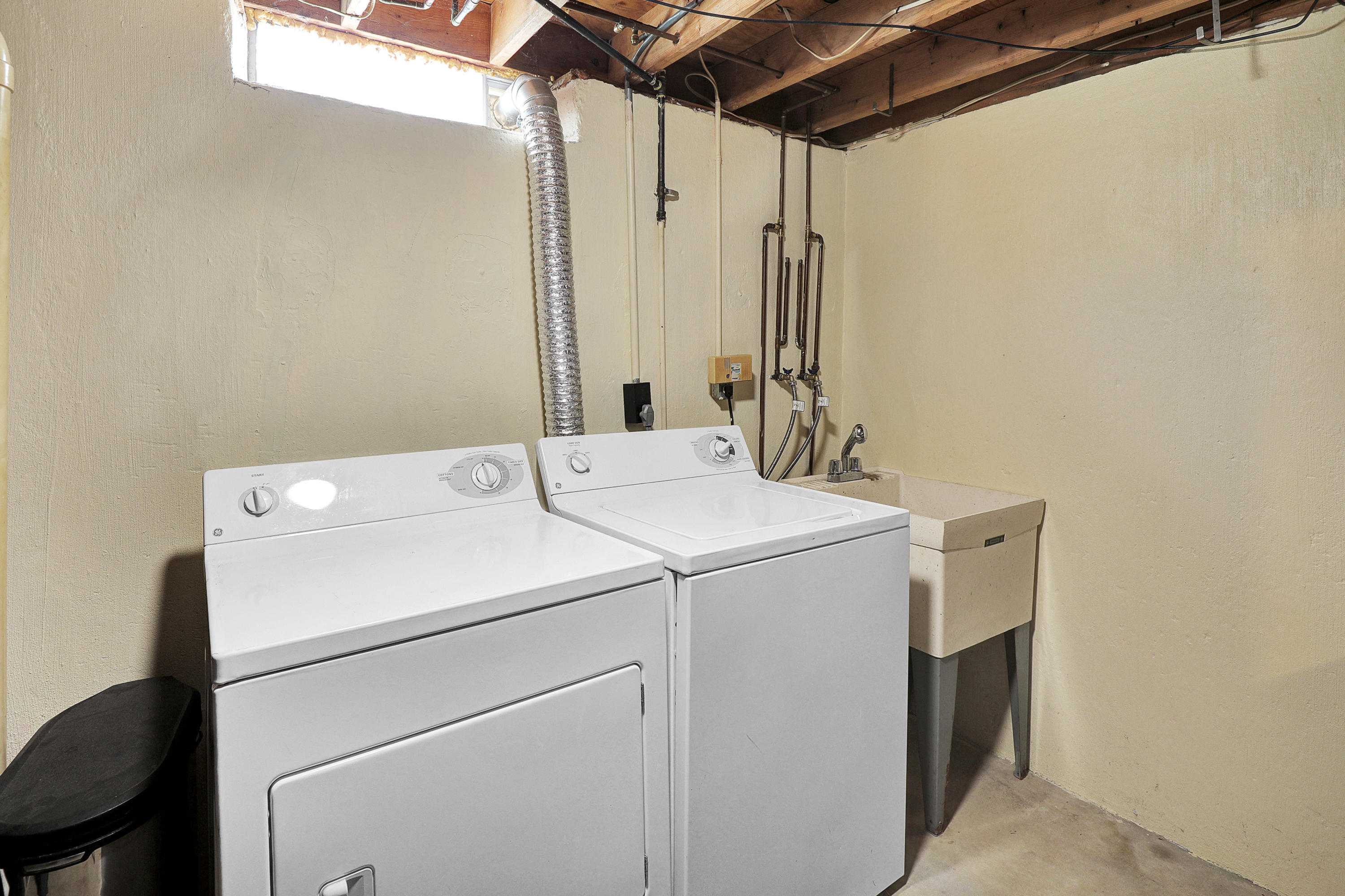 5415 Maple Ridge Road, Unit 76 Haslett, MI 48840 - Photo 17 of 19 Laundry