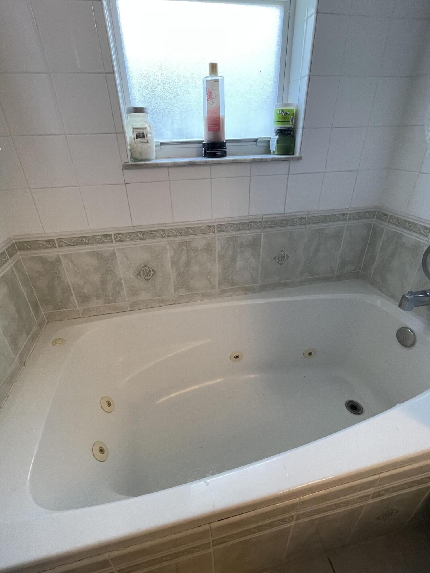 4369 Dale Road Palm Springs, FL 33406 - Photo 7 of 14 JACUZZI TUB IN MASTER BATHROOM