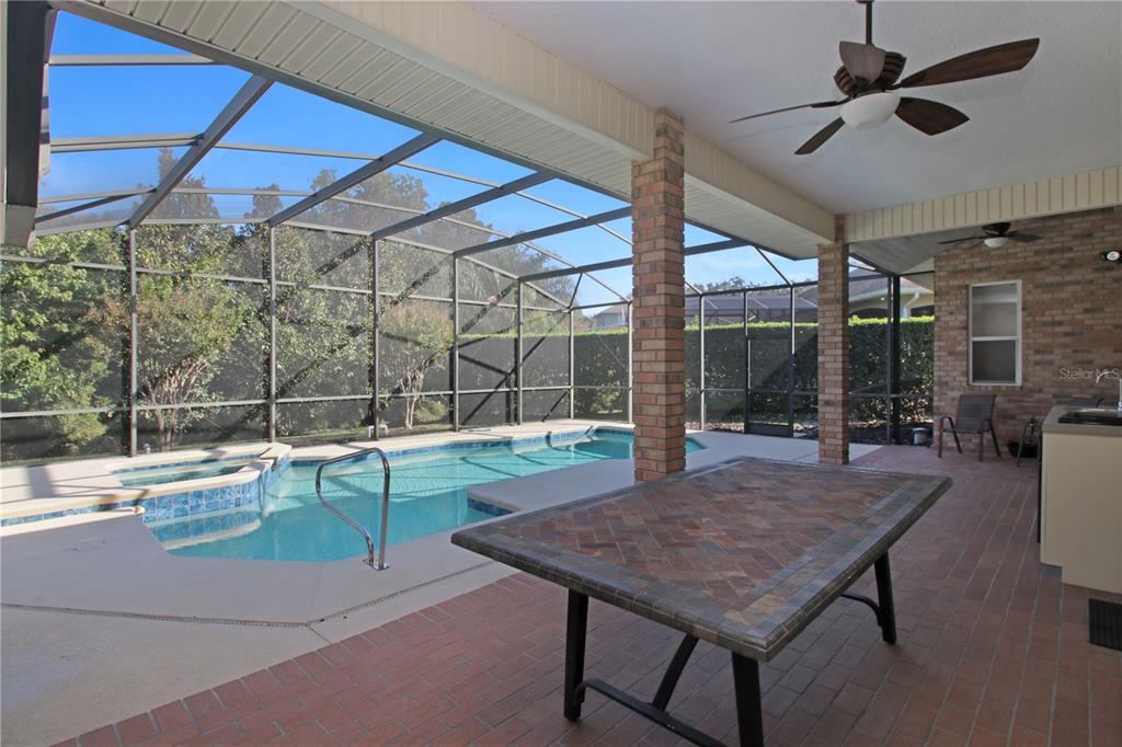 400 Interlachen Court DeBary, FL 32713 - Photo 36 of 42 a view of a patio with a table and chairs