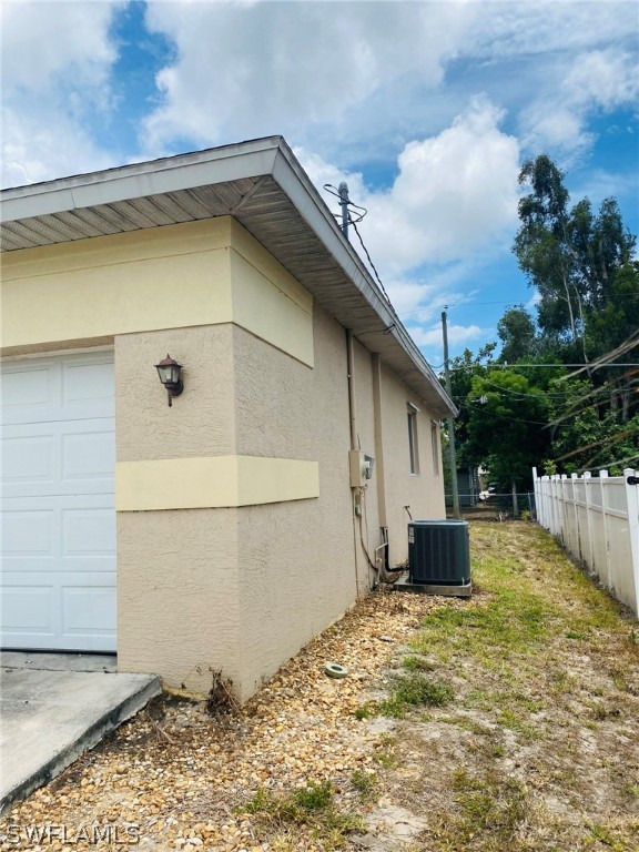 9060 Pineapple Road Fort Myers, FL 33967 - Photo 5 of 33 a backyard of a house