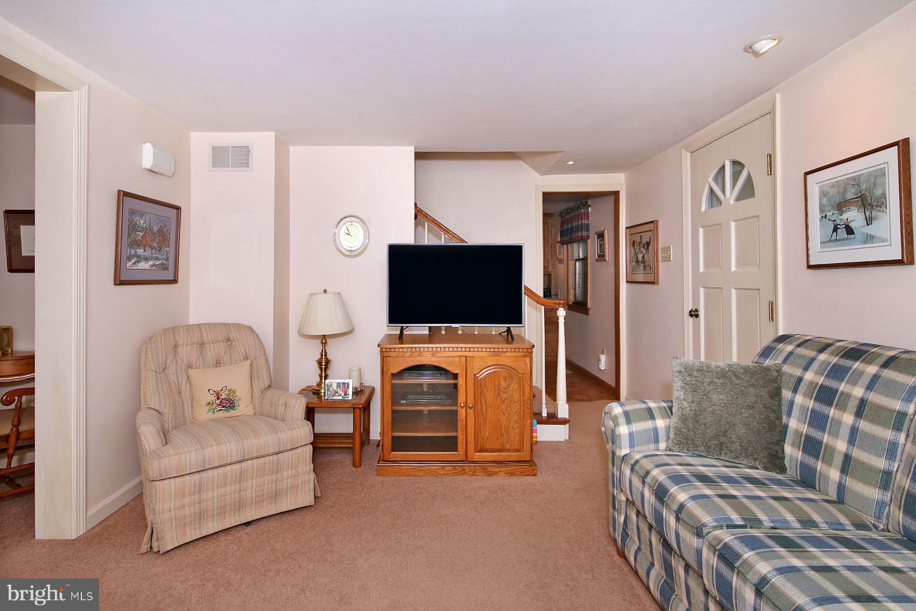 1061 Mine Road Lebanon, PA 17042 - Photo 25 of 88 Living room 1061