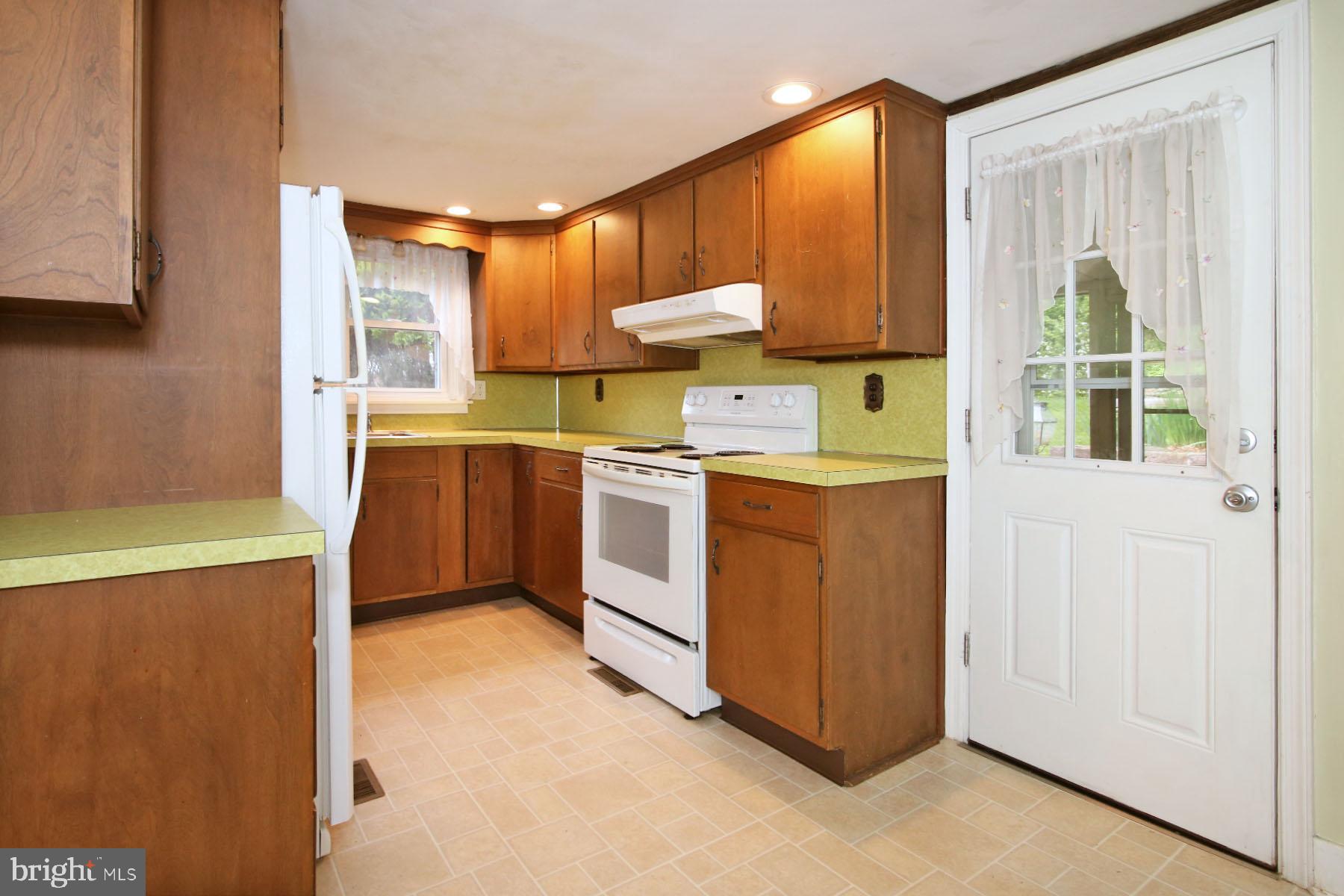 1061 Mine Road Lebanon, PA 17042 - Photo 64 of 88 1055-most recently a long-term rental-kitchen