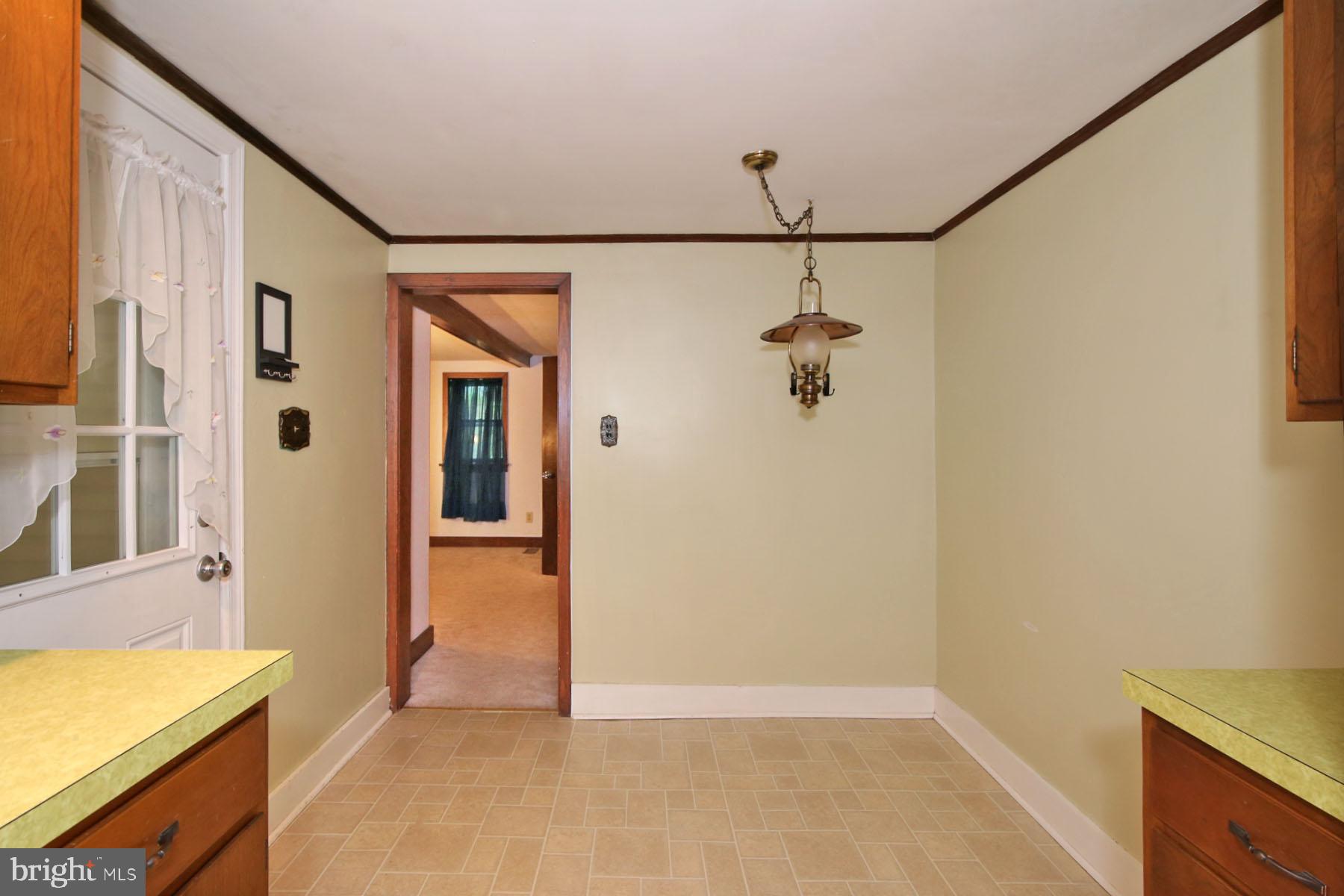 1061 Mine Road Lebanon, PA 17042 - Photo 67 of 88 1055-kitchen w large dining area!
