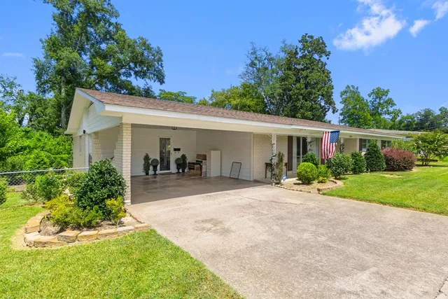 a view of a house with backyard and garden