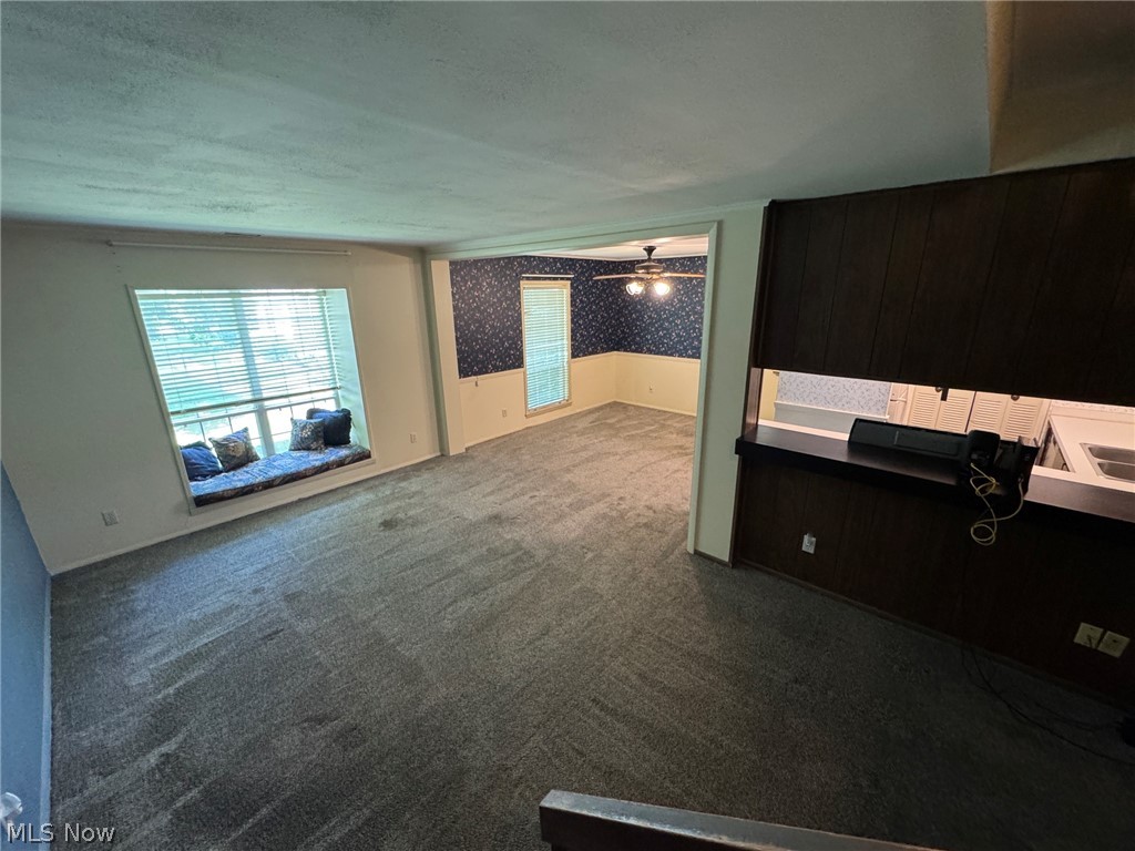 7294 Fox Mill Road, Unit 19D Mentor, OH 44060 - Photo 8 of 27 Spacious room featuring carpeting, a built-in window seat, and multiple windows with blinds
