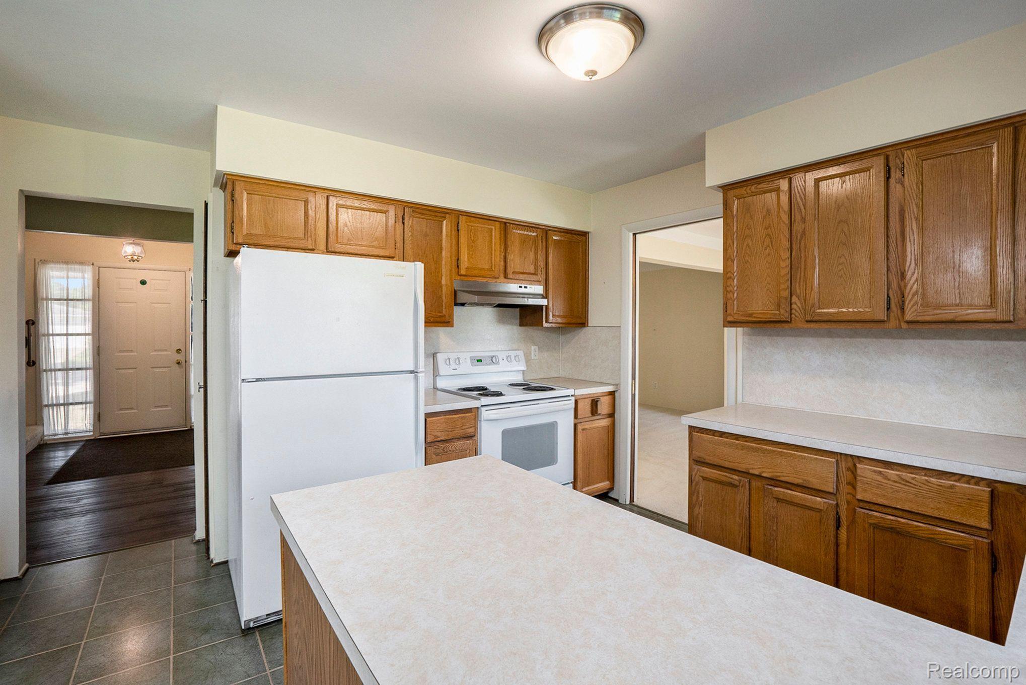15606 Levan Road Livonia, MI 48154 - Photo 12 of 32 Gallery Image 12
