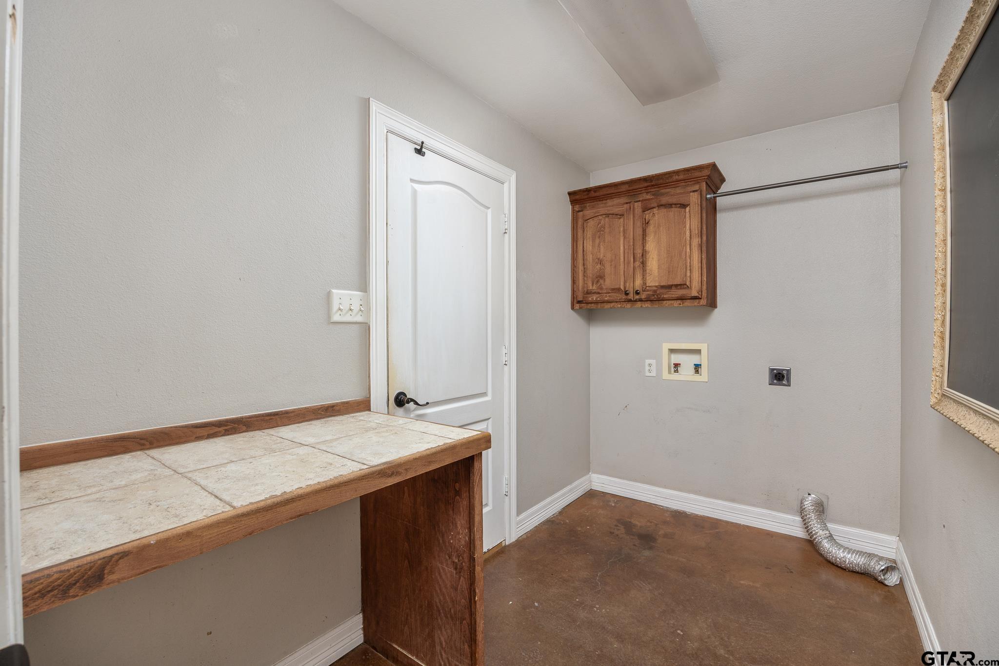 710 Willowood Street Longview, TX 75604 - Photo 14 of 33 Access to garage and kitchen