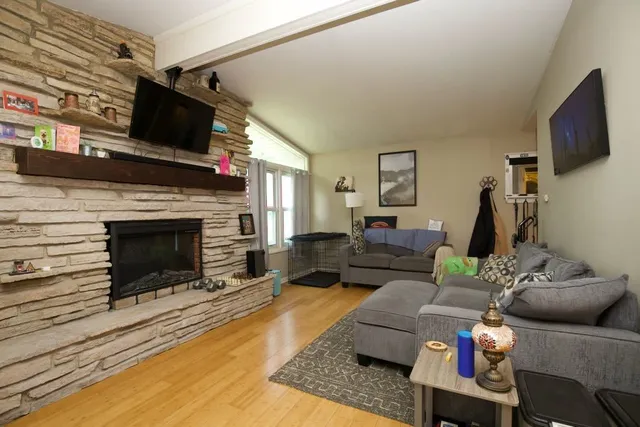 $2,400 | 55 East Jeffery Avenue, Wheeling, IL 60090