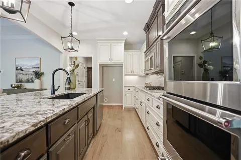 $635,000 | 9892 Hollis Lane, Lenexa, KS 66227