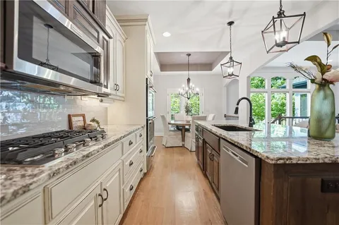 $635,000 | 9892 Hollis Lane, Lenexa, KS 66227