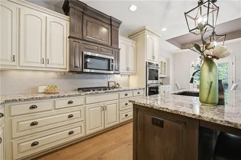 $635,000 | 9892 Hollis Lane, Lenexa, KS 66227