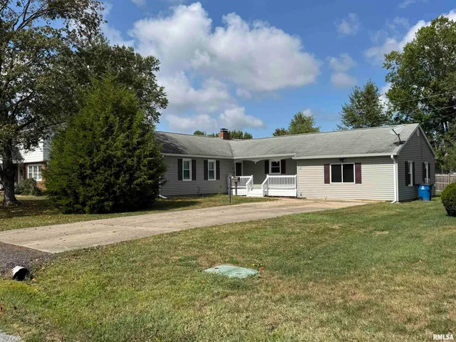 $129,000 | 7 Holly Lane, Flora, IL 62839