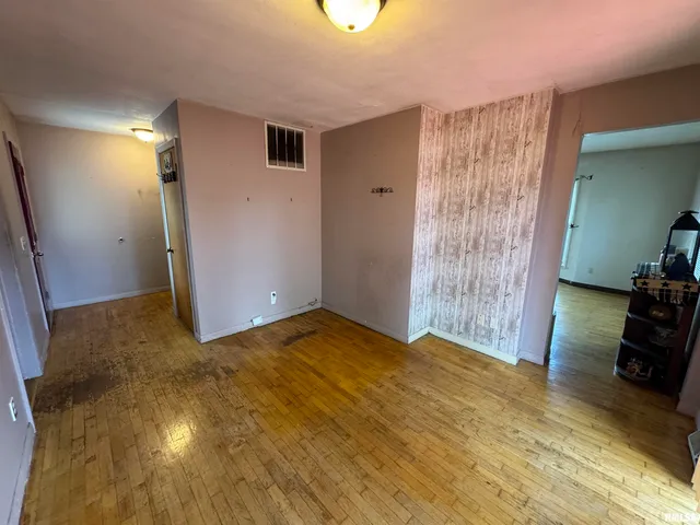 $129,000 | 7 Holly Lane, Flora, IL 62839