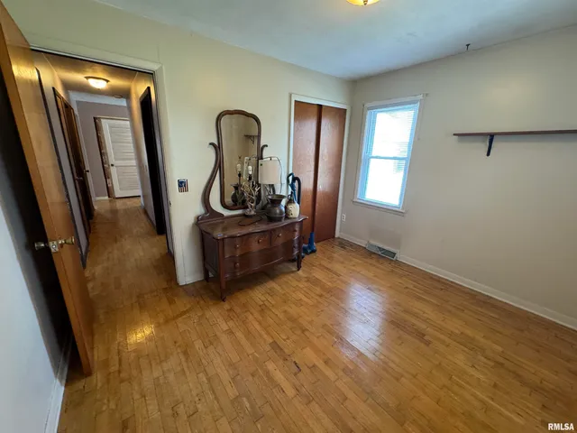 $129,000 | 7 Holly Lane, Flora, IL 62839