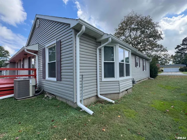 $129,000 | 7 Holly Lane, Flora, IL 62839