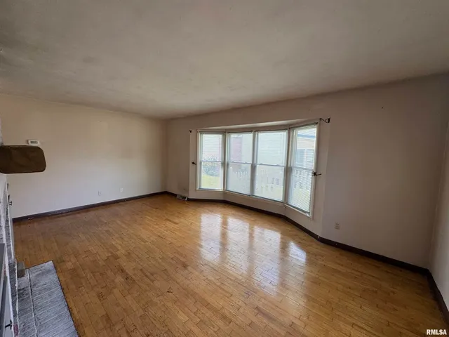 $129,000 | 7 Holly Lane, Flora, IL 62839