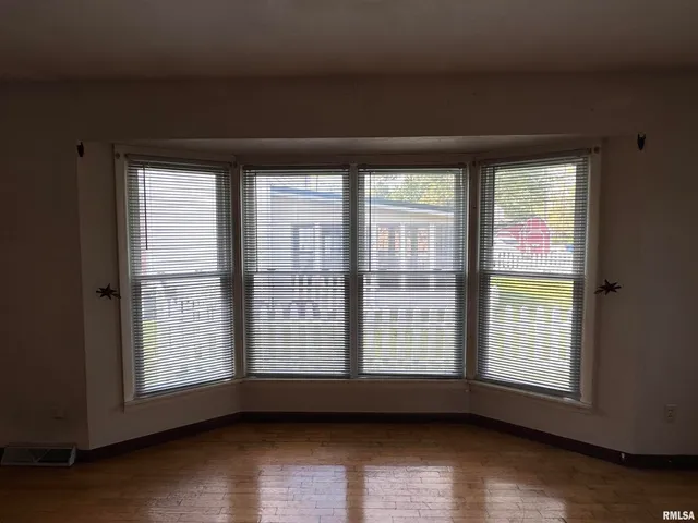 $129,000 | 7 Holly Lane, Flora, IL 62839