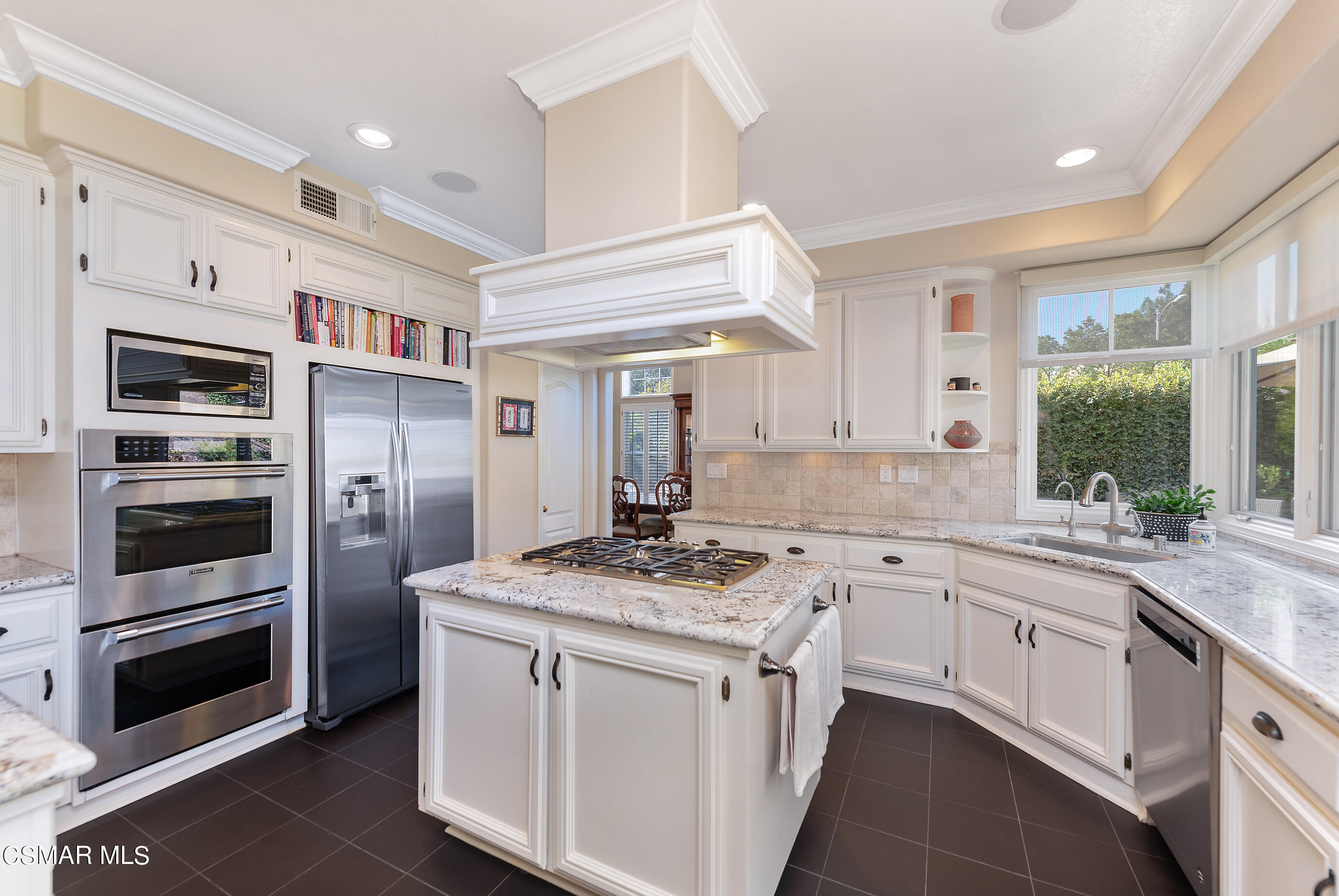 3019 Shadow Hill Circle Thousand Oaks, CA 91360 - Photo 8 of 30 a kitchen with a sink stove and refrigerator