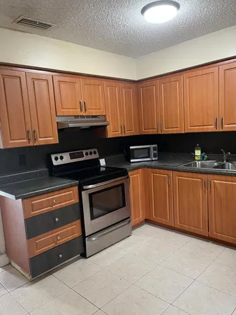 $2,700 | 6131 Southwest 42nd Place, Unit 12, Davie, FL 33314