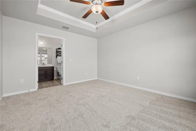 en empty room with ceiling fan and window