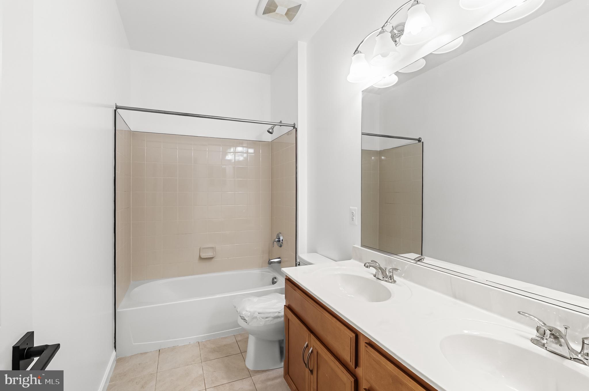 4603 Thoroughbred Drive Upper Marlboro, MD 20772 - Photo 27 of 64 a bathroom with a tub a sink and mirror