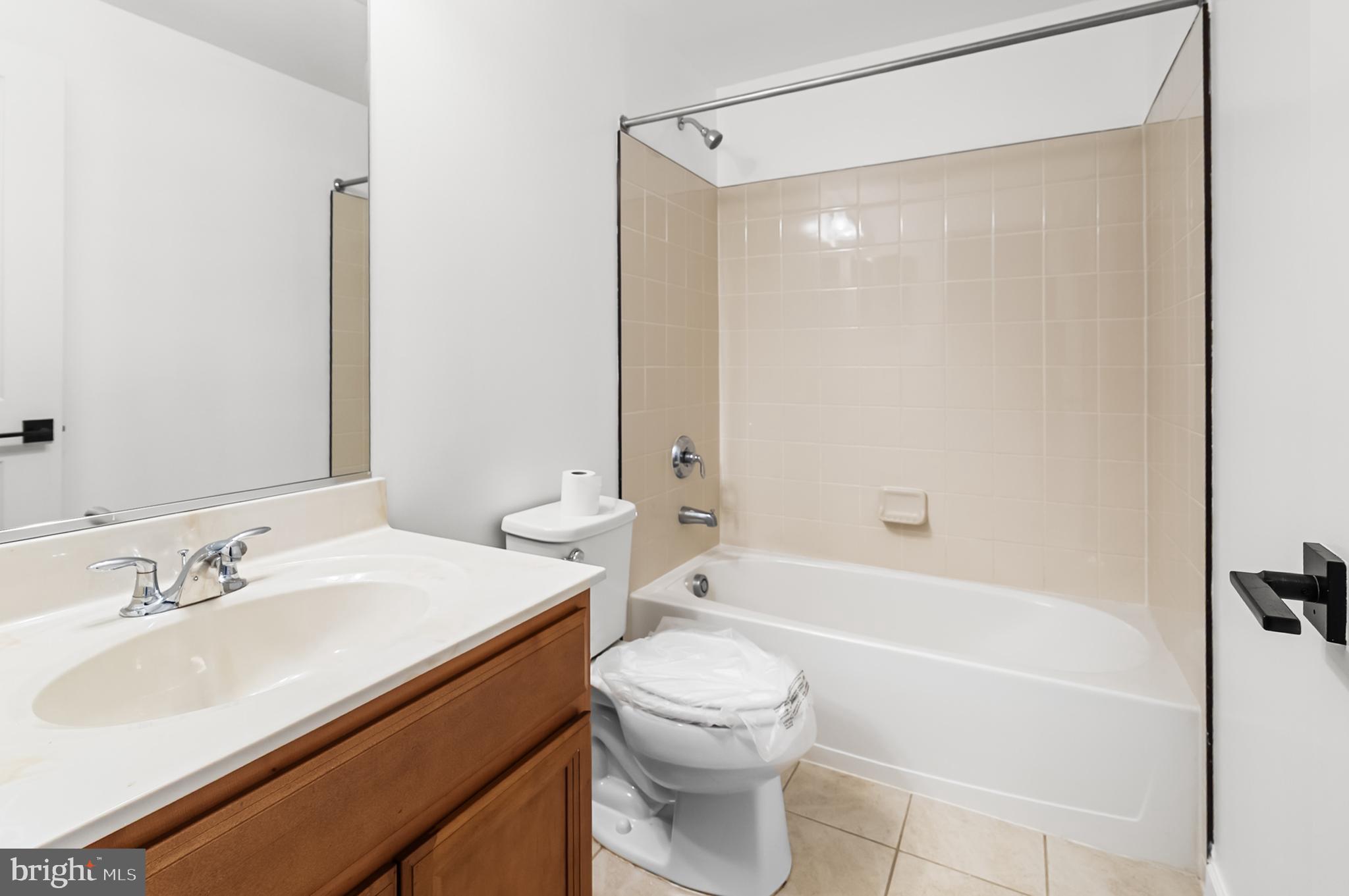 4603 Thoroughbred Drive Upper Marlboro, MD 20772 - Photo 54 of 64 a bathroom with a sink a toilet and a bathtub