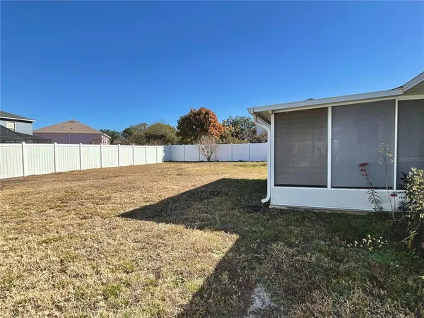 a view of an house with backyard and garden
