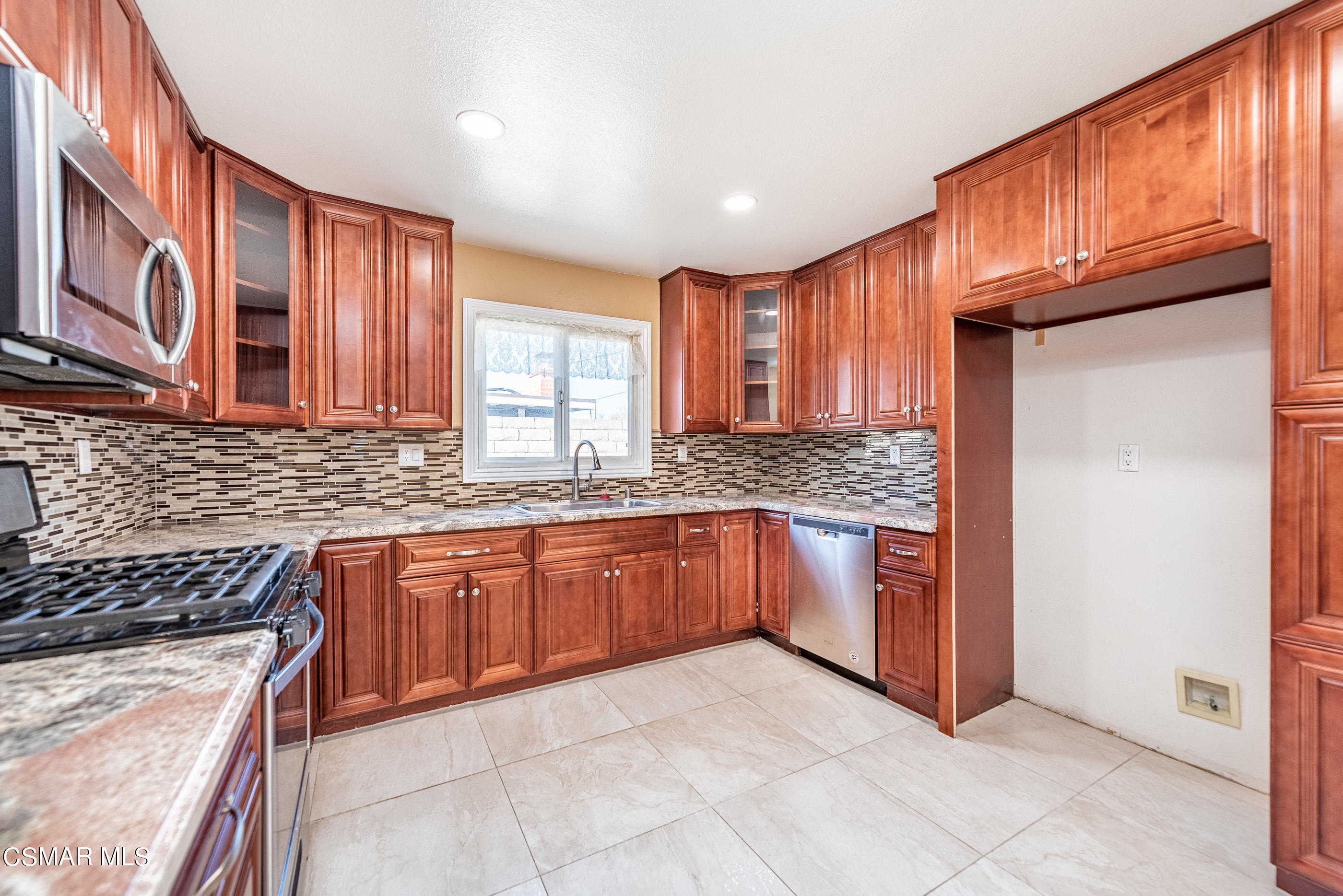 6217 Hope Street Simi Valley, CA 93063 - Photo 10 of 27 6217 Hope St Simi Valley-12