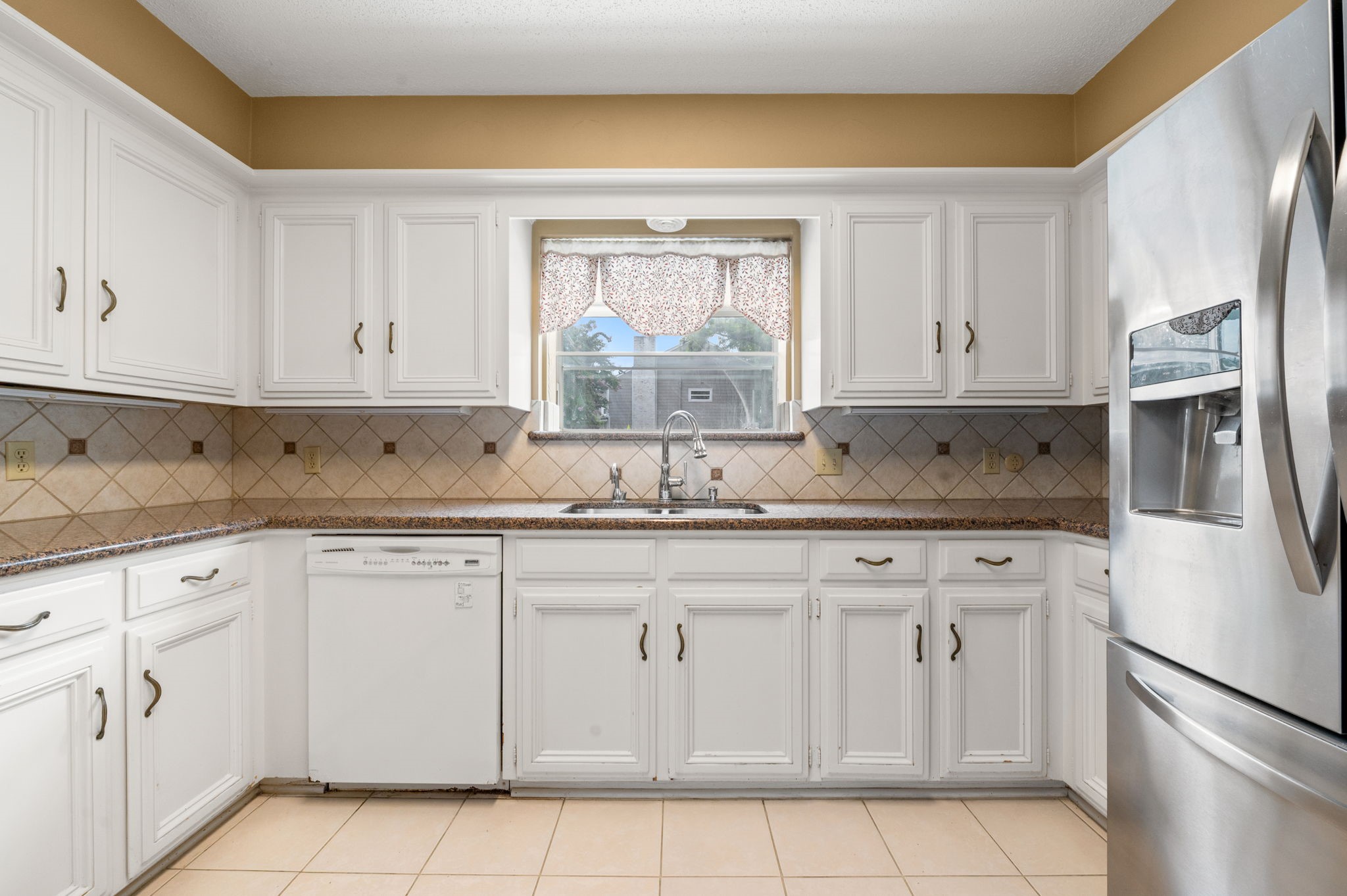 14302 Apple Tree Road Houston, TX 77079 - Photo 17 of 44 Spacious kitchen has lots of storage space