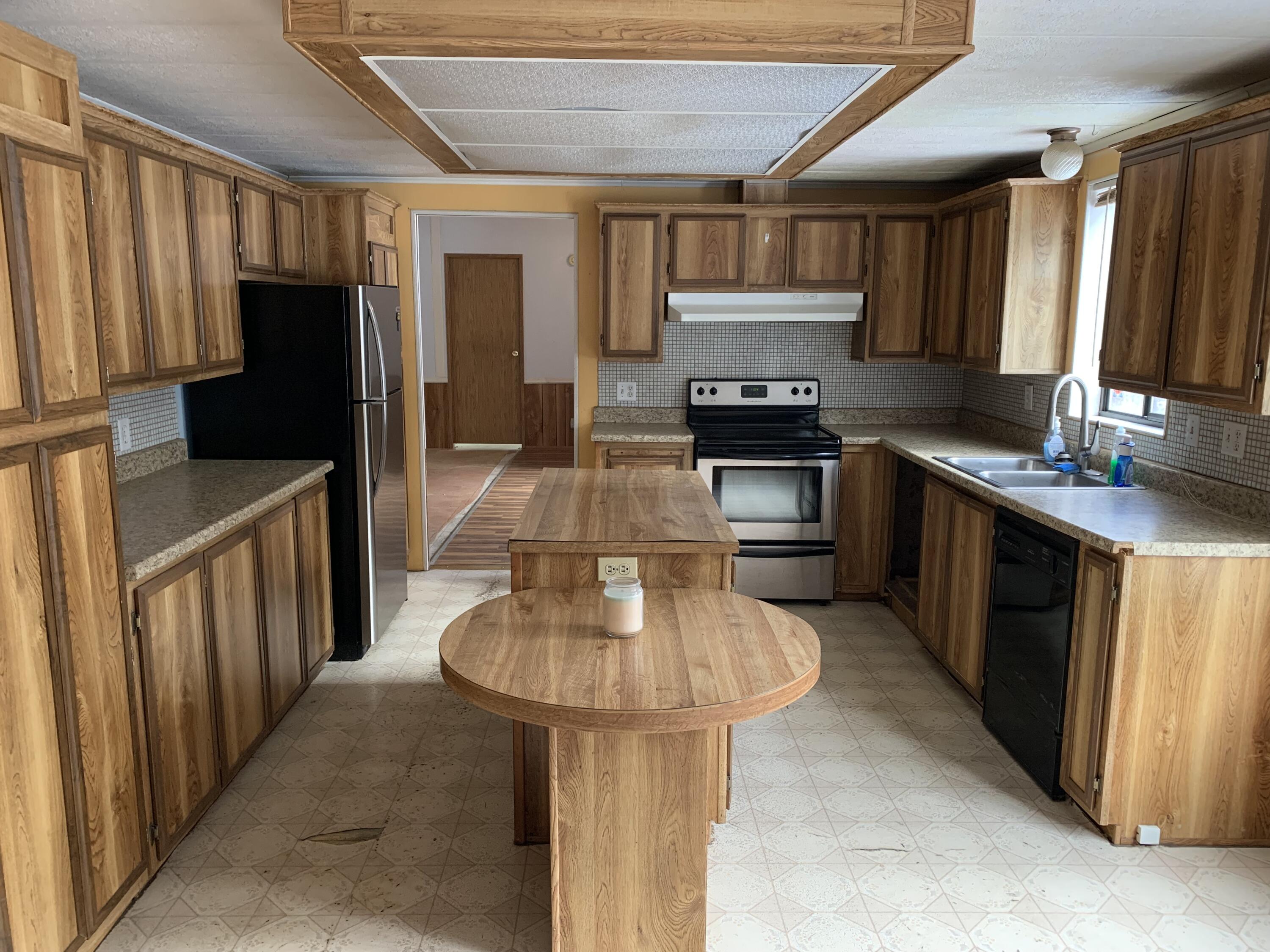 60105 Navajo Road Bend, OR 97702 - Photo 1 of 28 Large kitchen with island