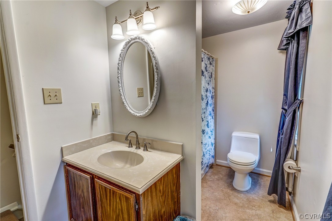 10411 Antwerp Road North Chesterfield, VA 23235 - Photo 28 of 36 Full Bath in Hallway with Tub/Shower