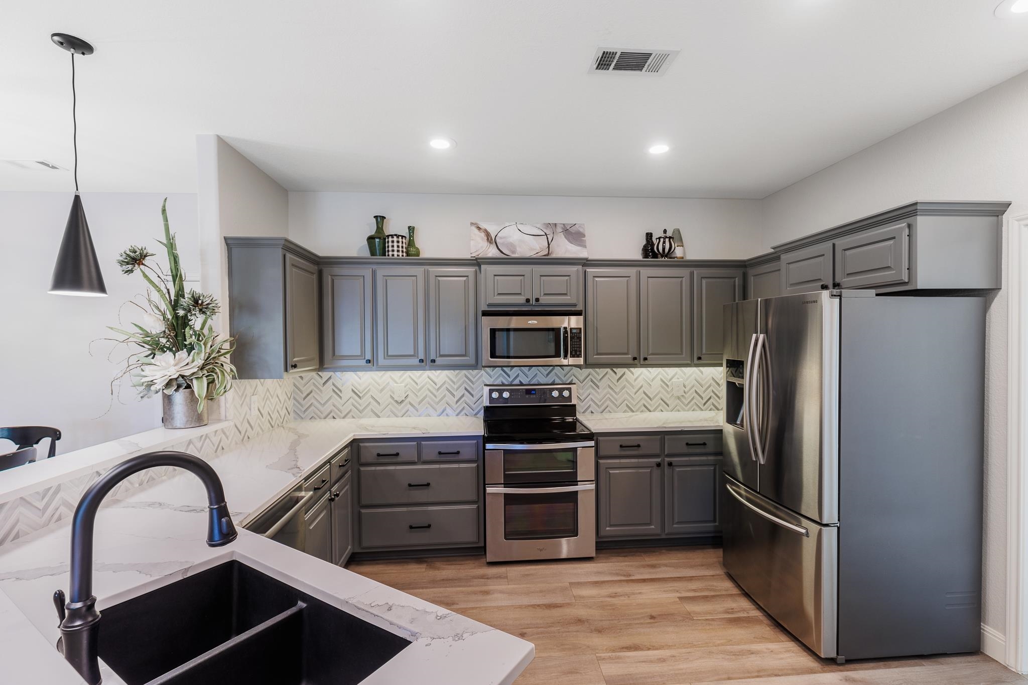 1633 Aztec Kingsland, TX 78639 - Photo 7 of 30 a kitchen with appliances a sink and cabinets