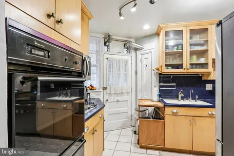 a kitchen that has a lot of cabinets