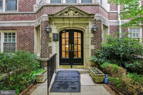 a view of entryway with a balcony