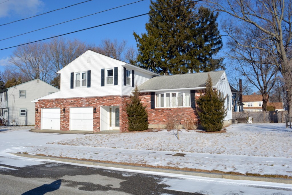 11 Hollow Ridge Road East Providence, RI 02916 - Photo 2 of 41