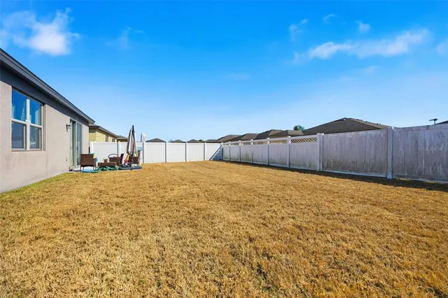 a view of a backyard