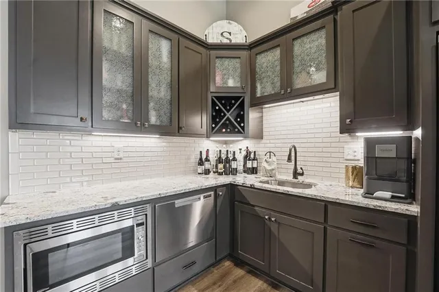 $815,000 | 836 Old Hickory Road, Greenwood, MO 64034