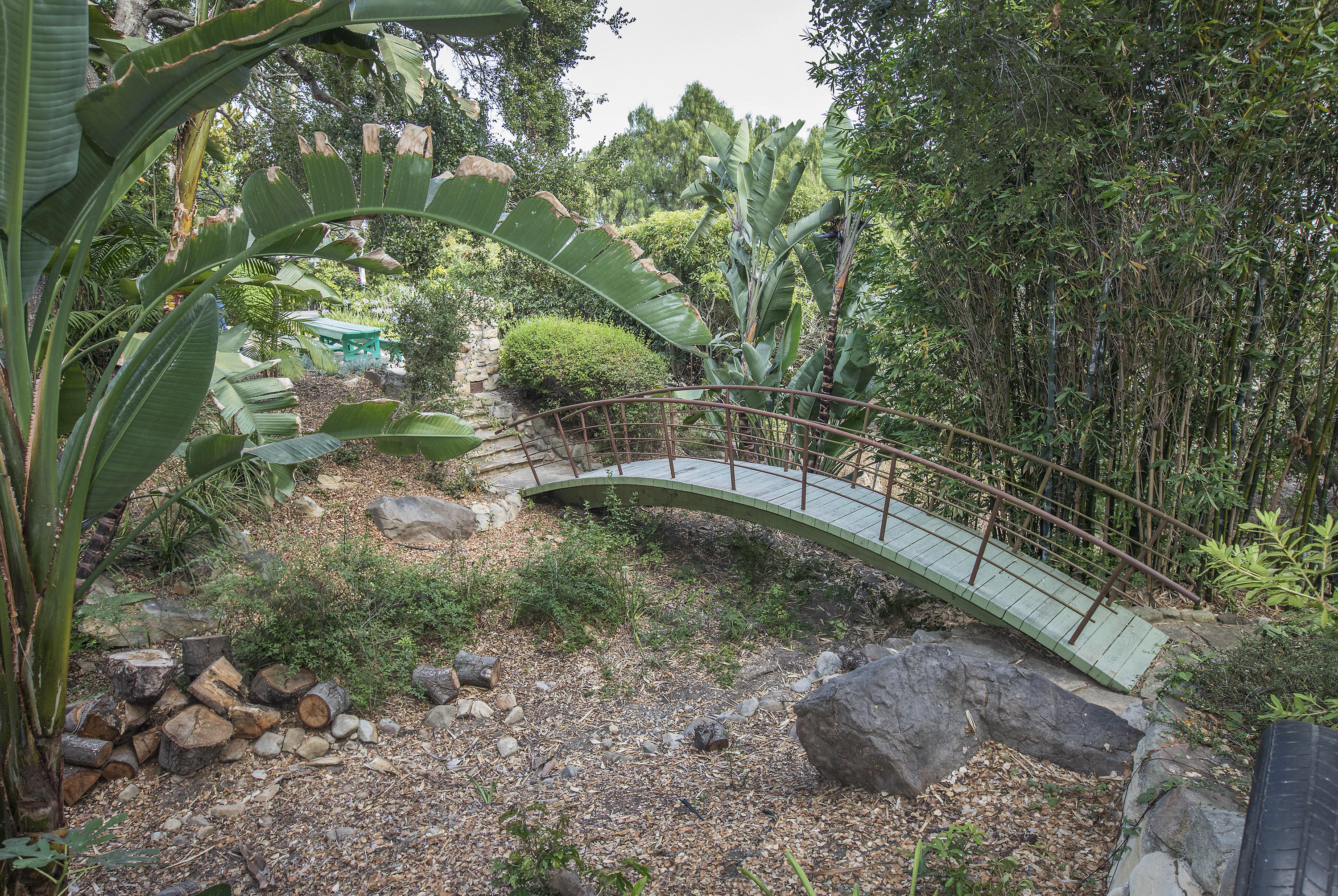 1415 Dover Road Santa Barbara, CA 93103 - Photo 35 of 40 a backyard of a house with lots of green space