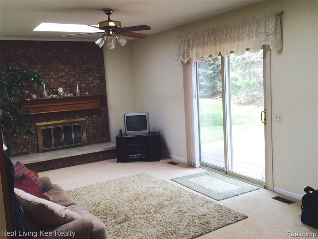 879 Augusta Drive Rochester, MI 48309 - Photo 11 of 37 Family room 2.jpg