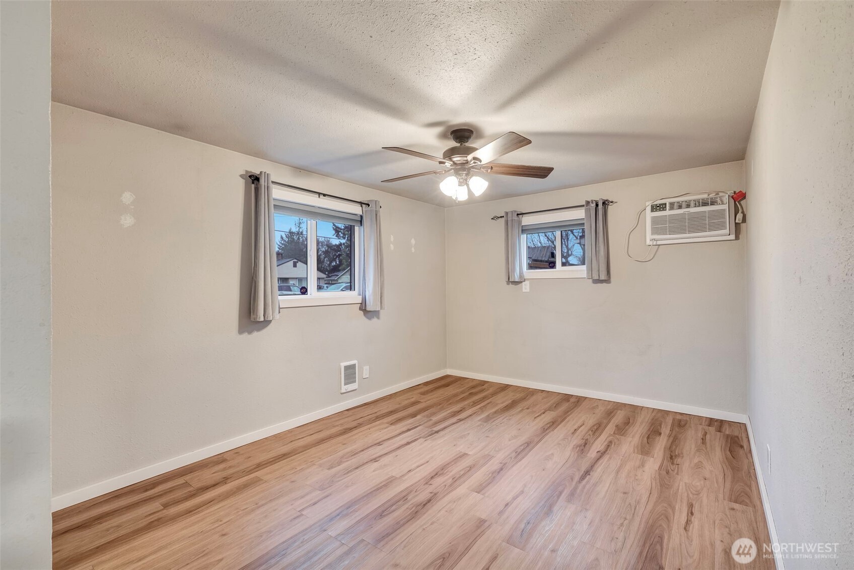 10915 Davisson Road Southwest Lakewood, WA 98499 - Photo 16 of 29 Gallery Image 16