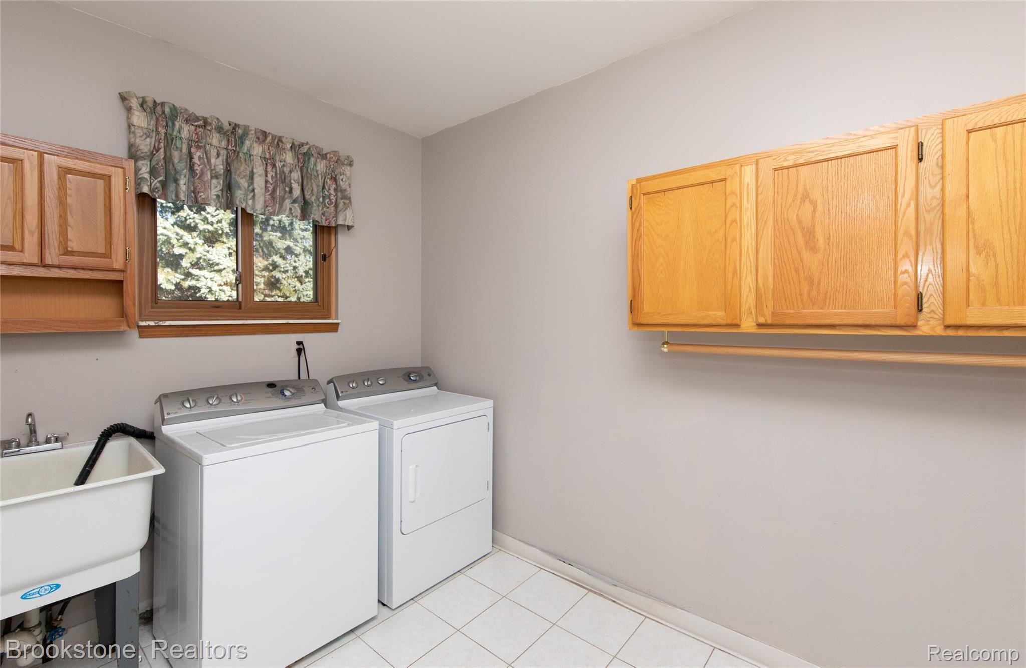 937 Ten Point Drive Rochester, MI 48309 - Photo 26 of 40 Entry Level Laundry and mud room
