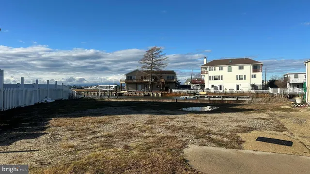 a view of a fountain in front of a house
