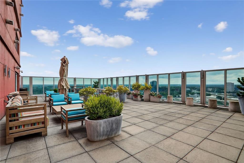 4561 Olde Perimeter Way, Unit 1207 Atlanta, GA 30346 - Photo 18 of 32 a living room with furniture and a potted plant