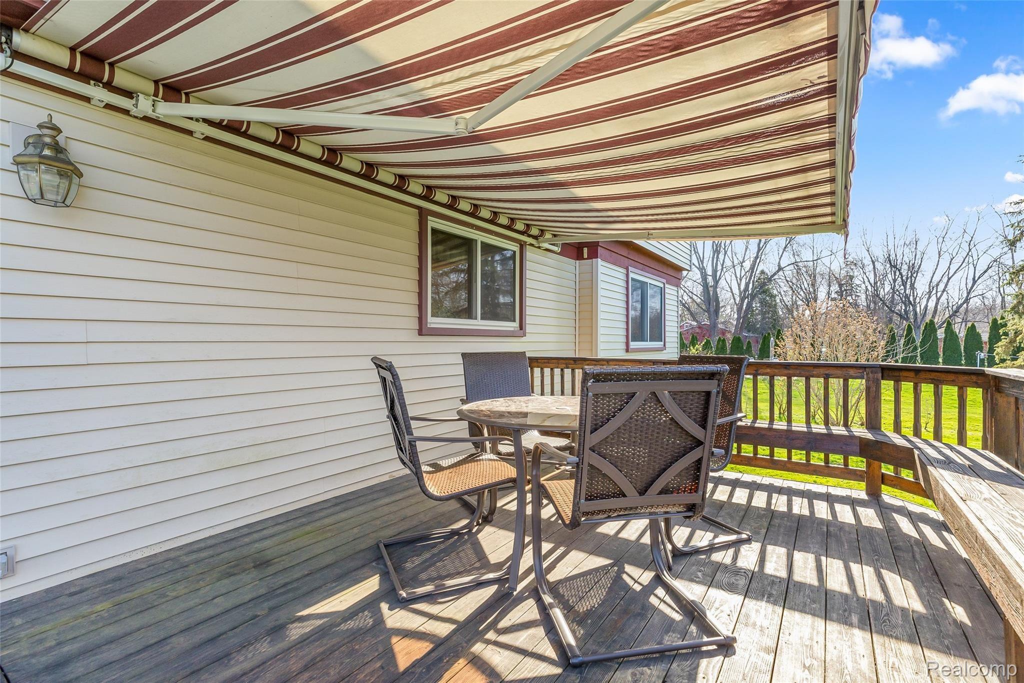 28970 Grix Road New Boston, MI 48164 - Photo 25 of 47 8.Deck